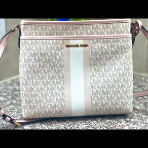 MICHAEL KORS Crossbody bag mint condition.